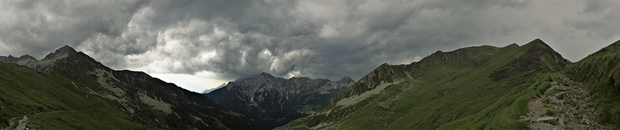 Dal Passo di Tartano vista panoramica verso San Simone con temporale in arrivo